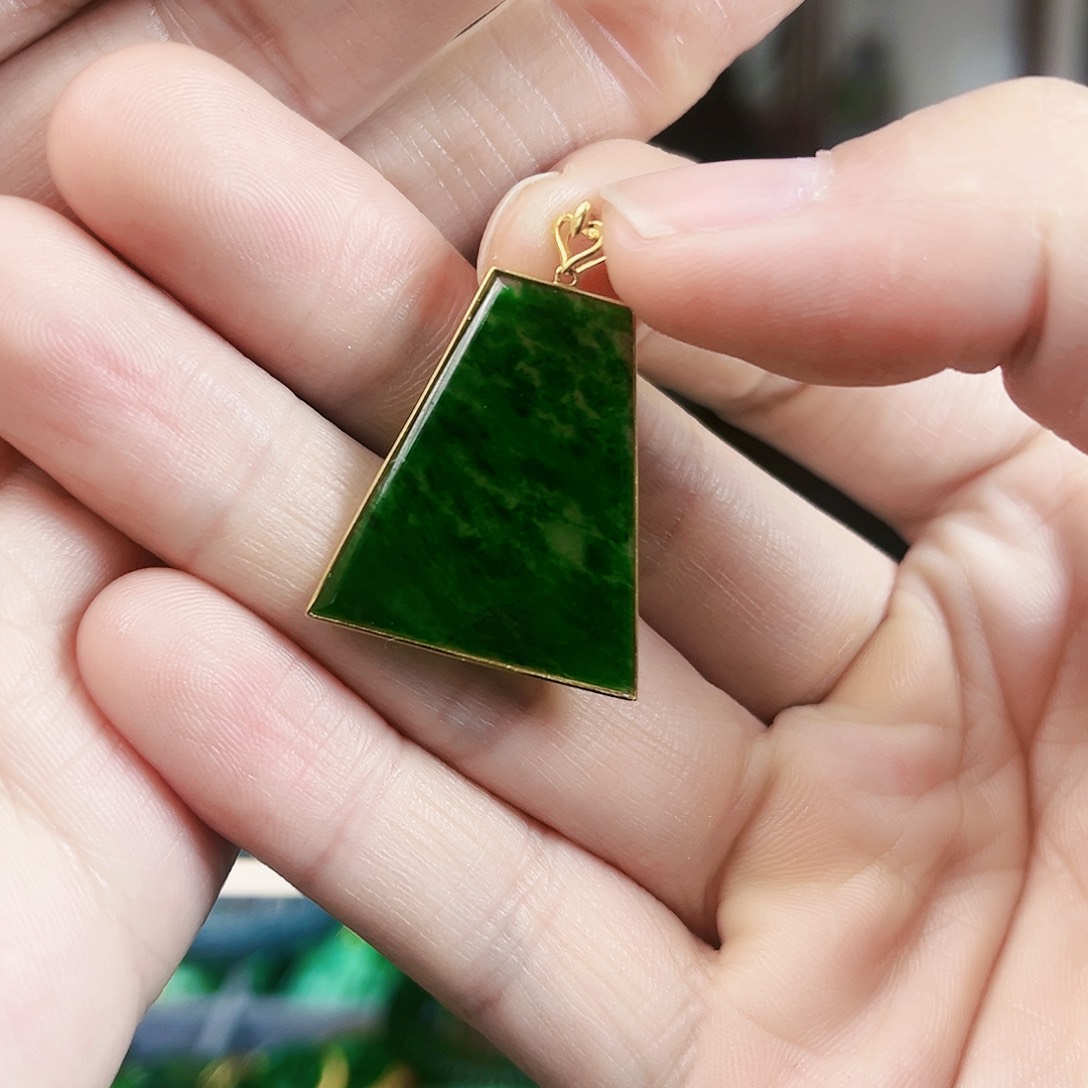 翡翠颈饰18K金镶嵌吊坠