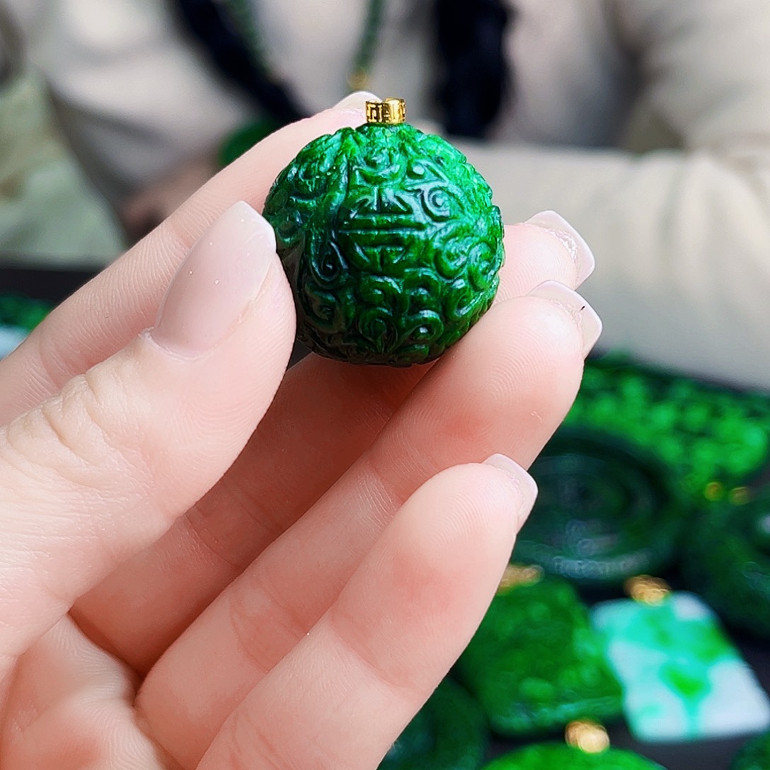 颈饰18K金镶嵌翡翠多样性