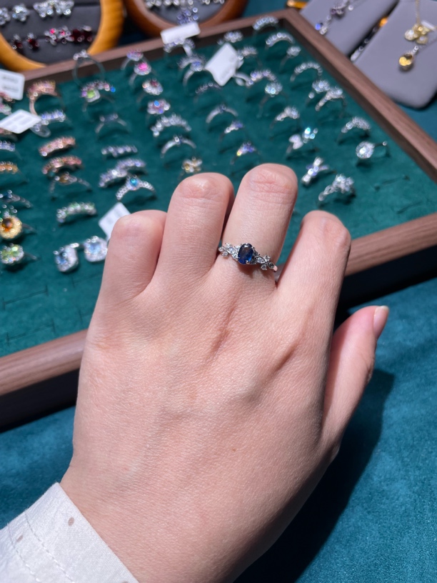 蓝宝石戒指，简单百搭