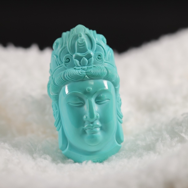 原矿绿松石·观音首吊坠，尺寸38×19.7×16mm，重16.52g，干净无瑕