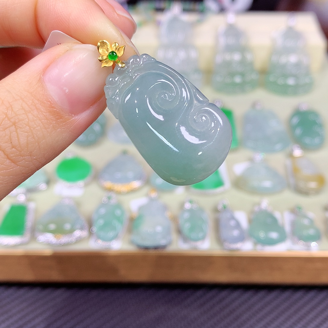 翡翠18K金镶嵌颈饰如意