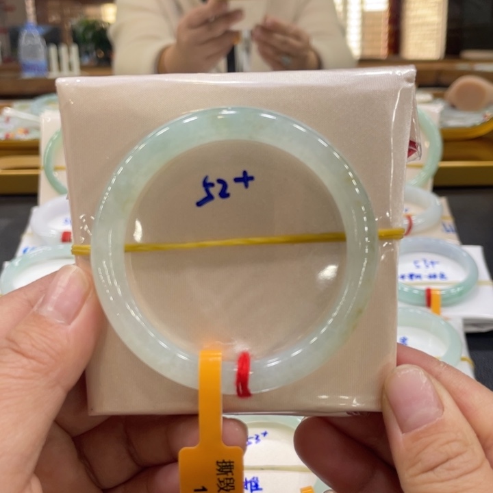 翡翠手镯未镶嵌翡翠