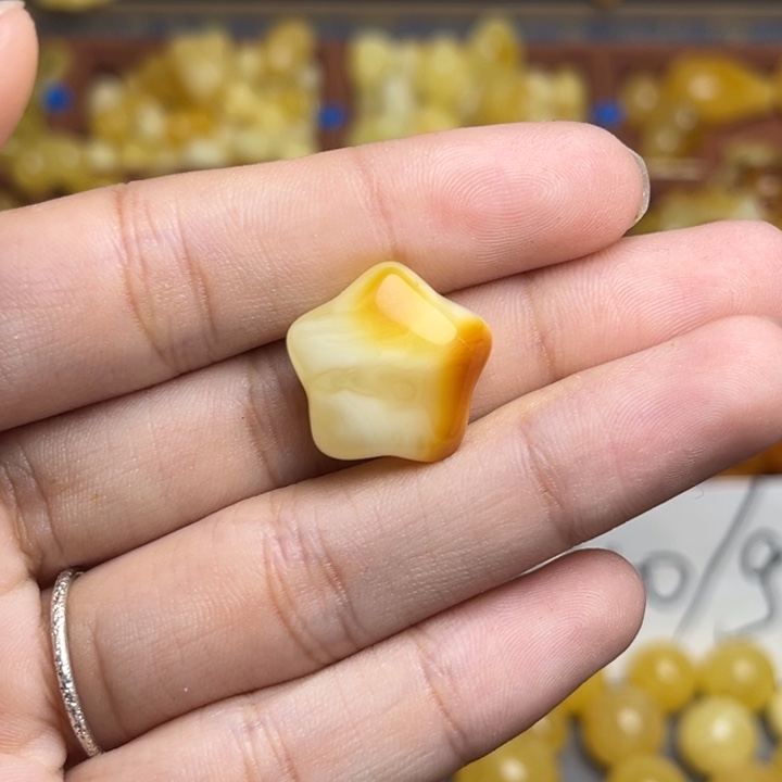 蜜蜡未镶嵌珠宝奇石满蜡白俏色五角星一个