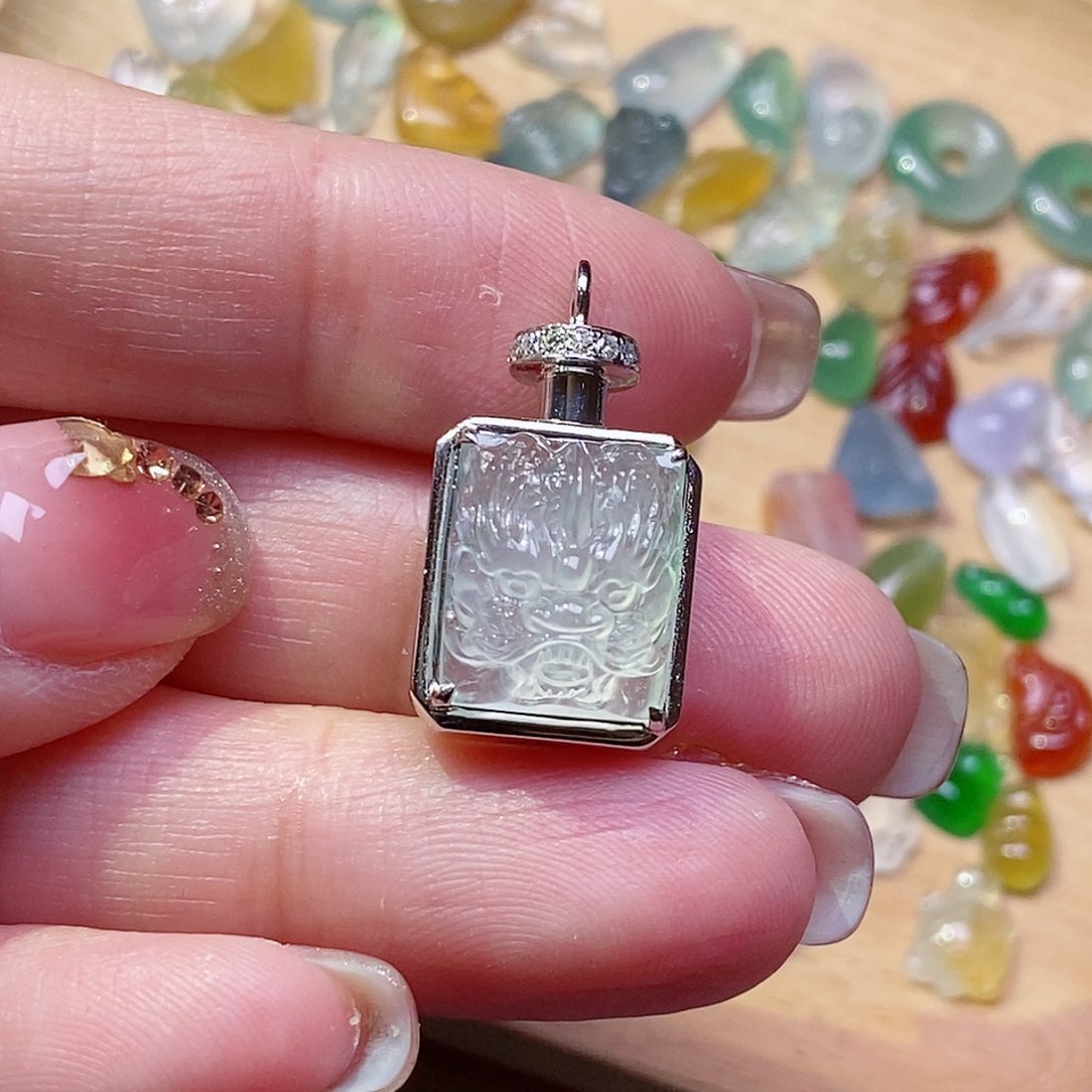 翡翠颈饰18K金镶嵌仙**拉