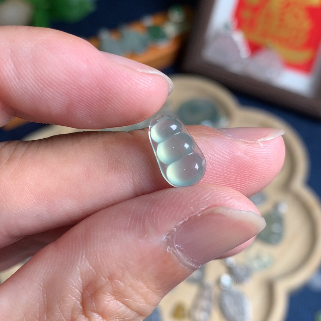 晓***～翡翠未镶嵌颈饰豆子