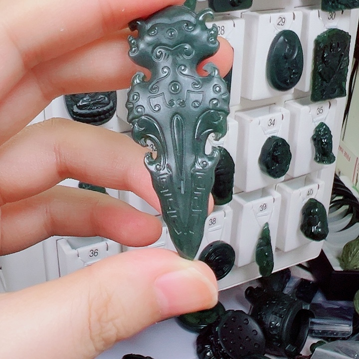 蛇纹石玉颈饰未镶嵌