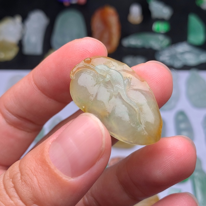 定制翡翠未镶嵌蜥蜴