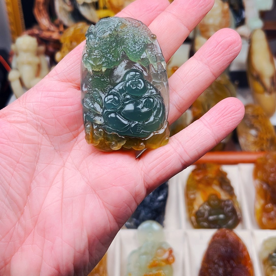 男***强蛇纹石玉未镶嵌颈饰