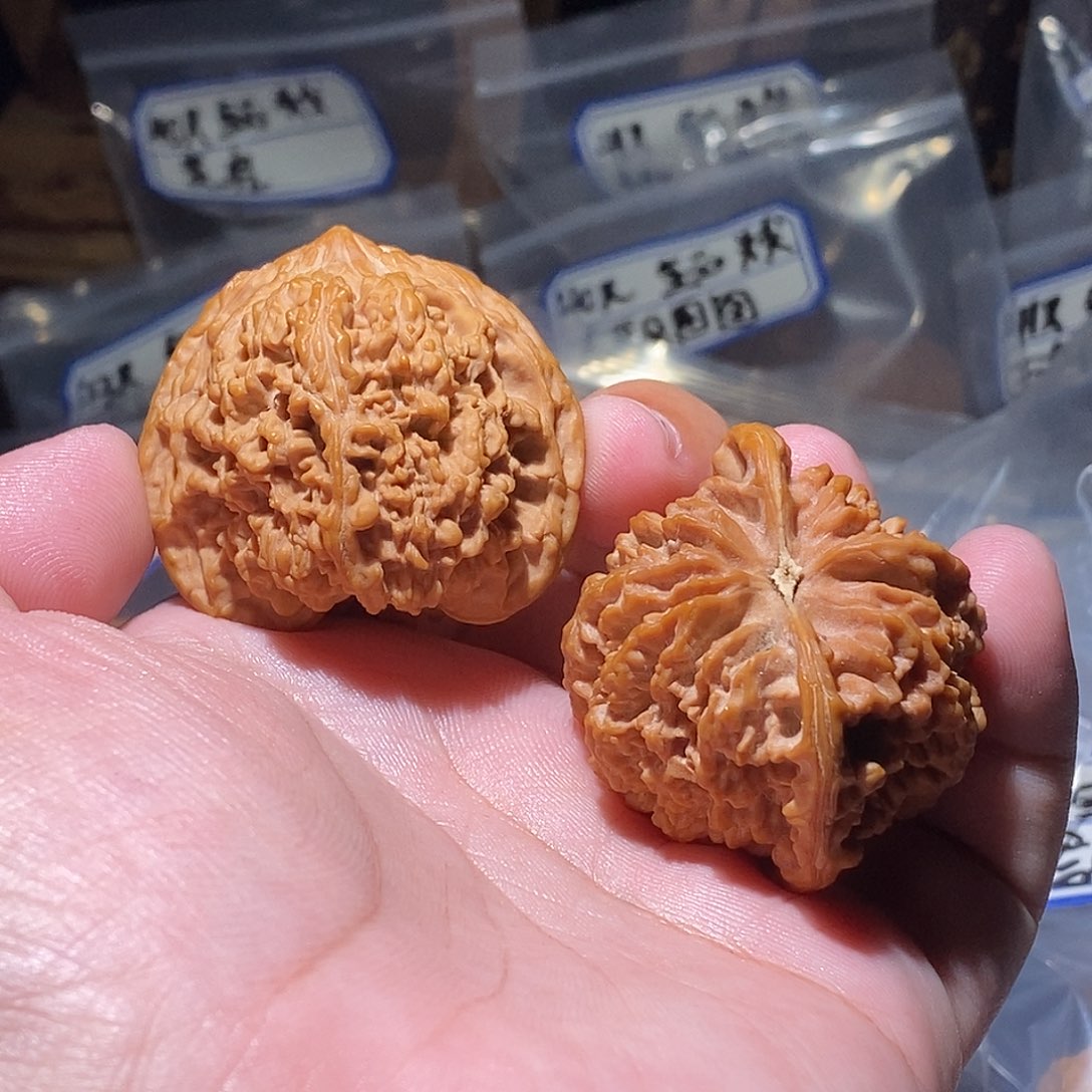 王***某文玩核桃吊坠42满天星
