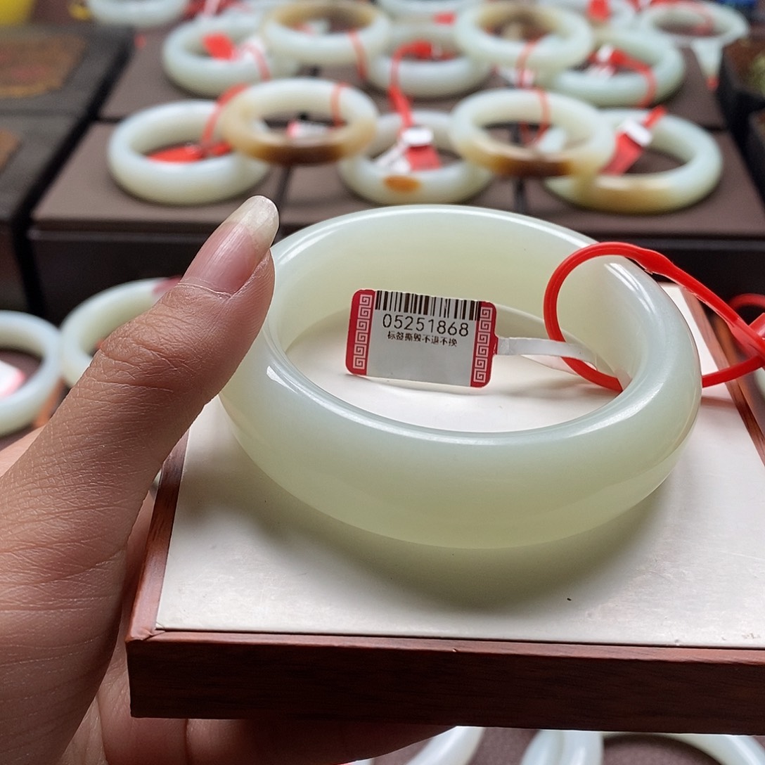 和田玉手镯未镶嵌