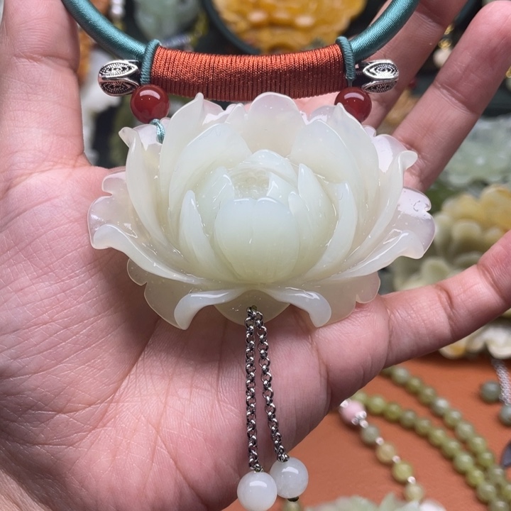 蛇纹石玉吊坠合金