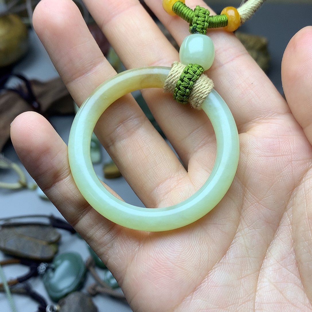 透闪石质玉挂件未镶嵌奔***粟