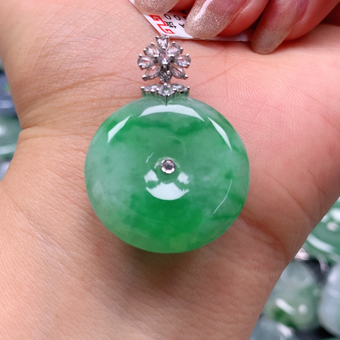 翡翠颈饰18K金镶嵌天然翡翠