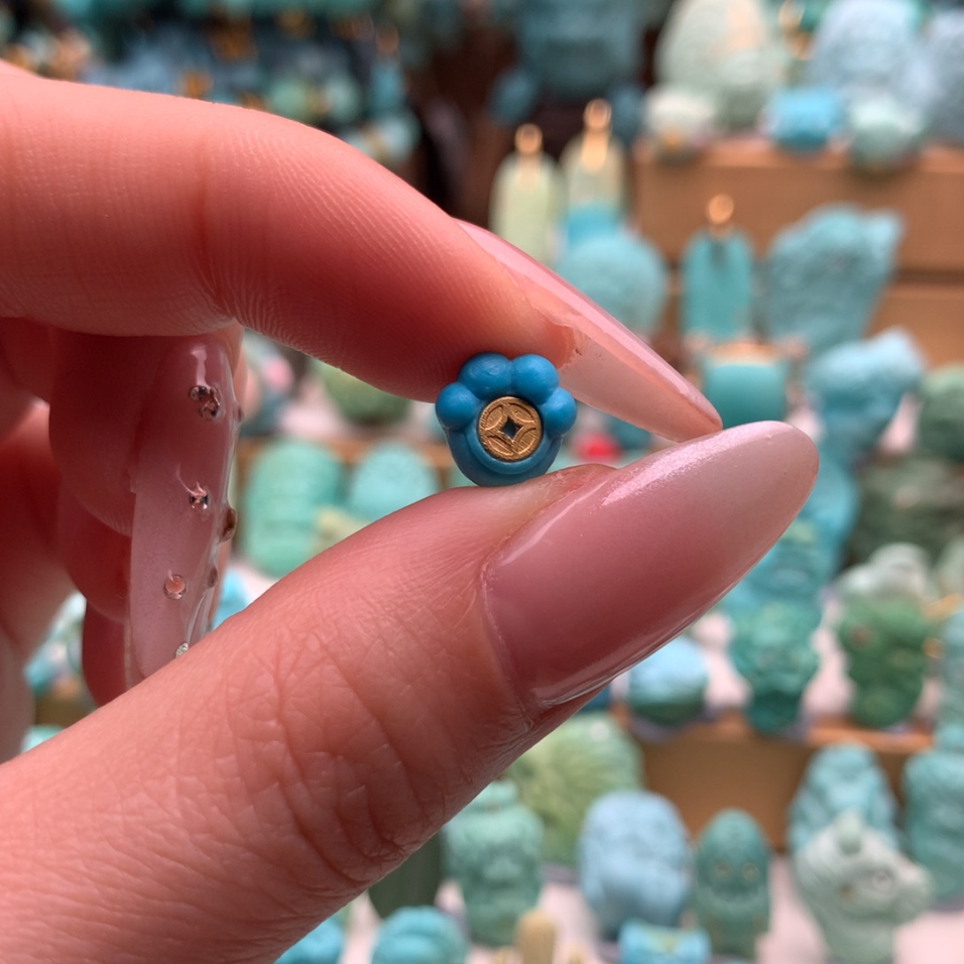 绿松石颈饰未镶嵌?