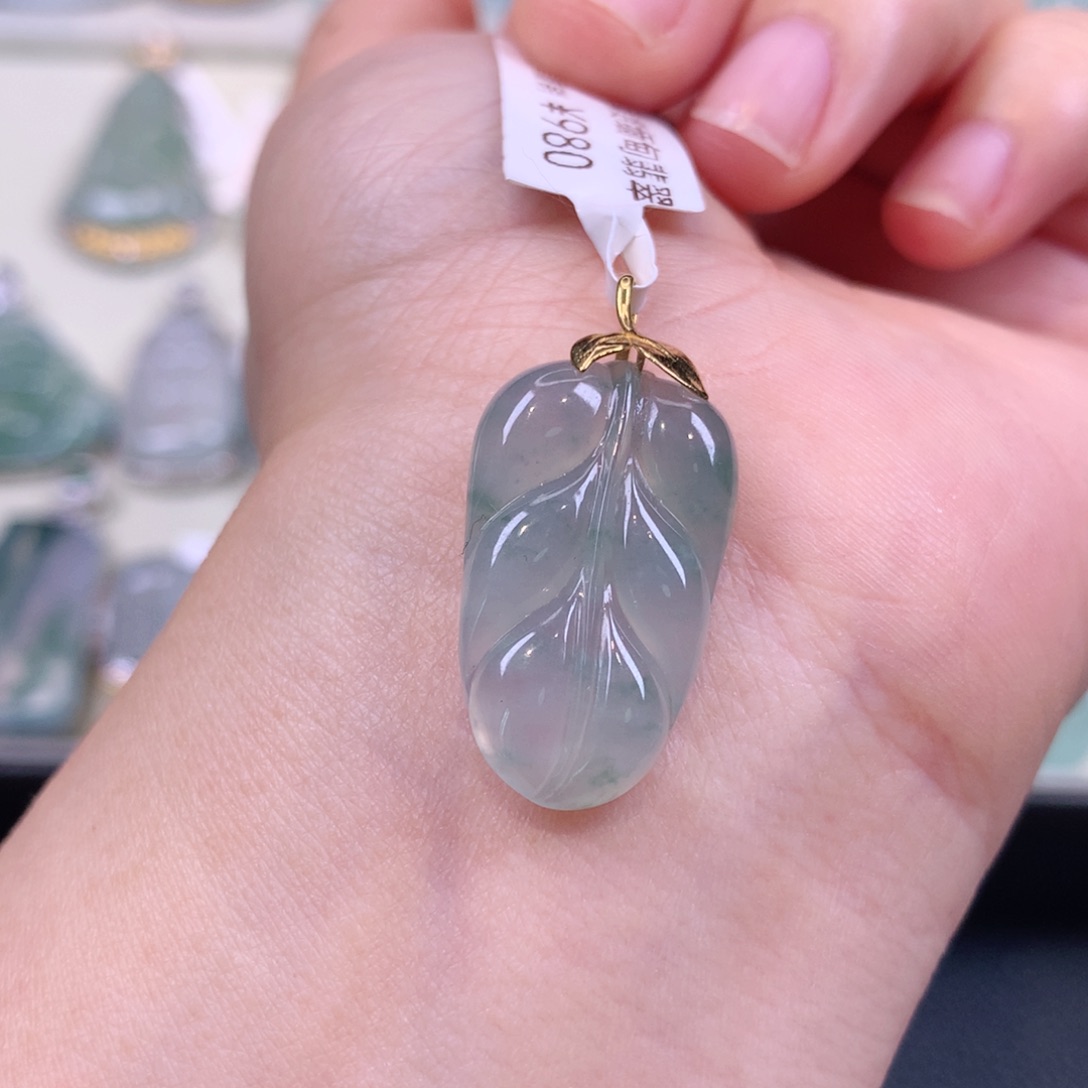 翡翠18K金镶嵌颈饰叶子