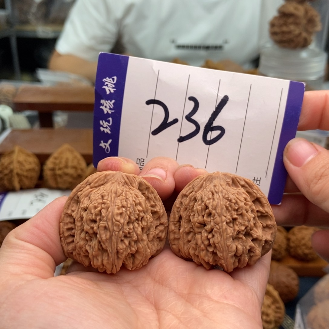文玩核桃吊坠38红宝石