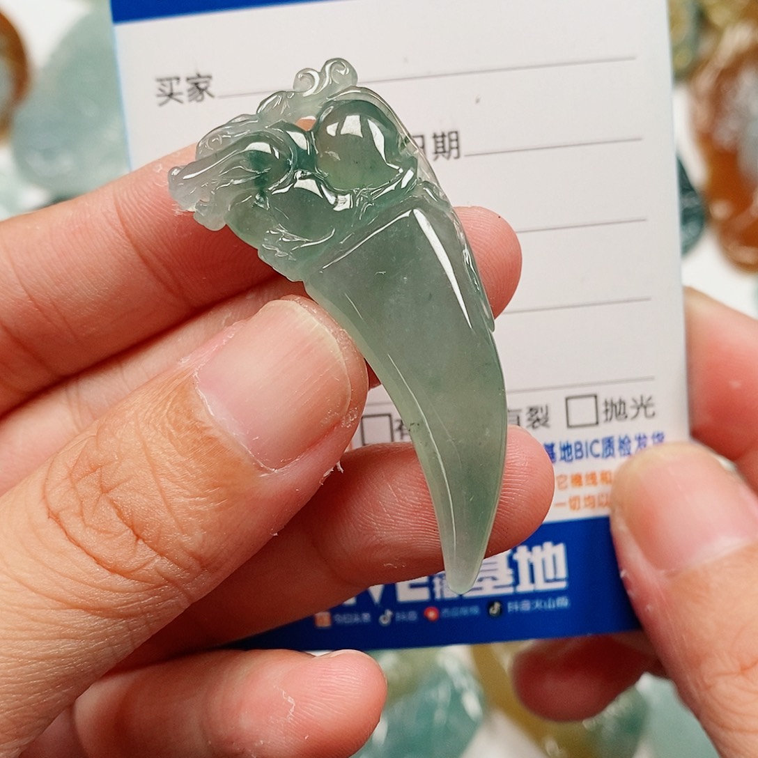 颈饰未镶嵌翡翠龙牙