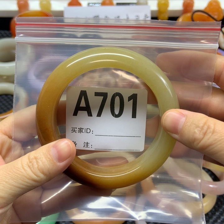 灿***面石英质玉未镶嵌手镯