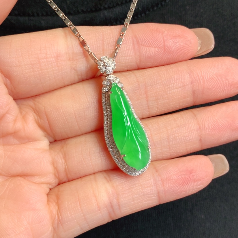 【闪购商品】颈饰18K金镶嵌翡翠兰花