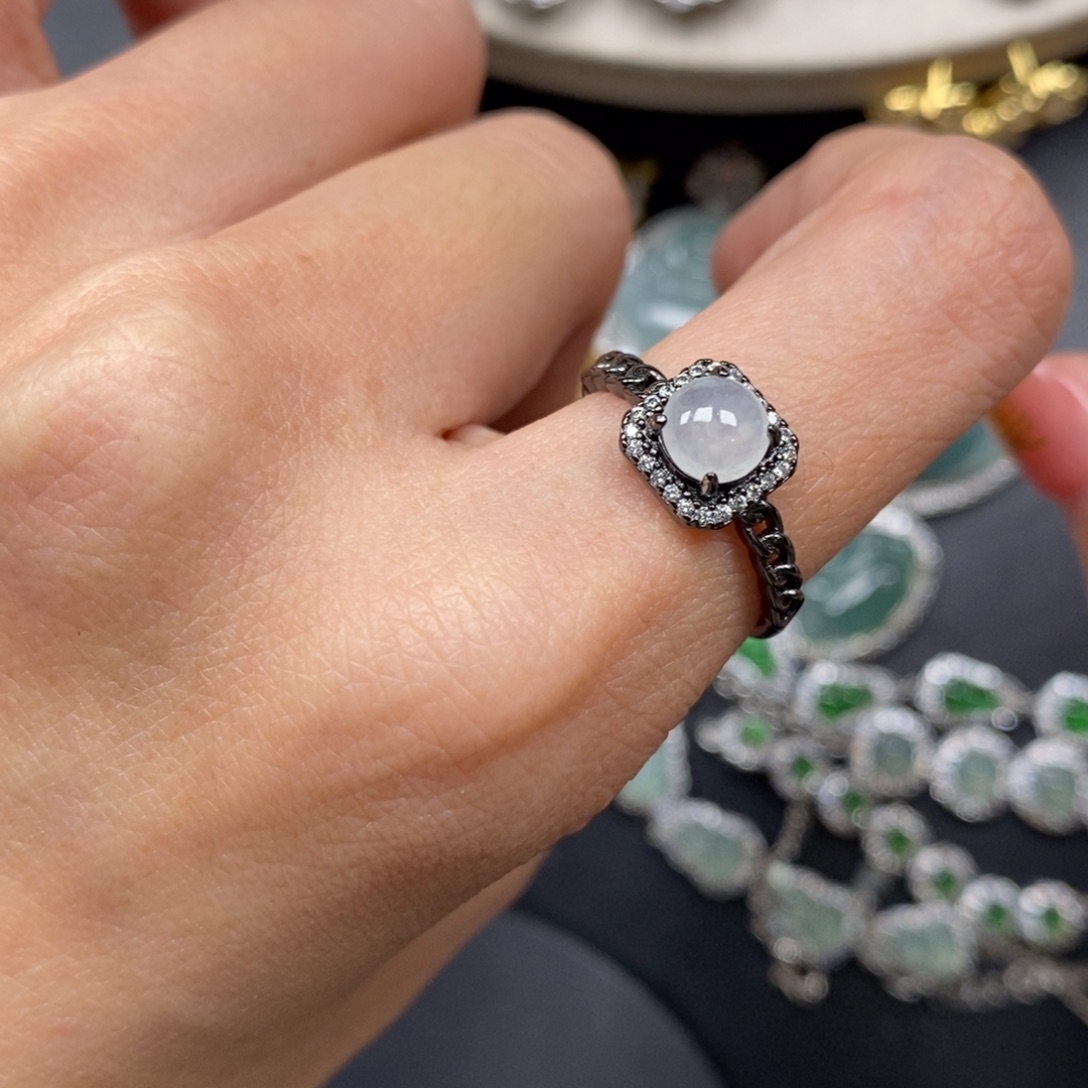 翡翠颈饰未镶嵌翡翠