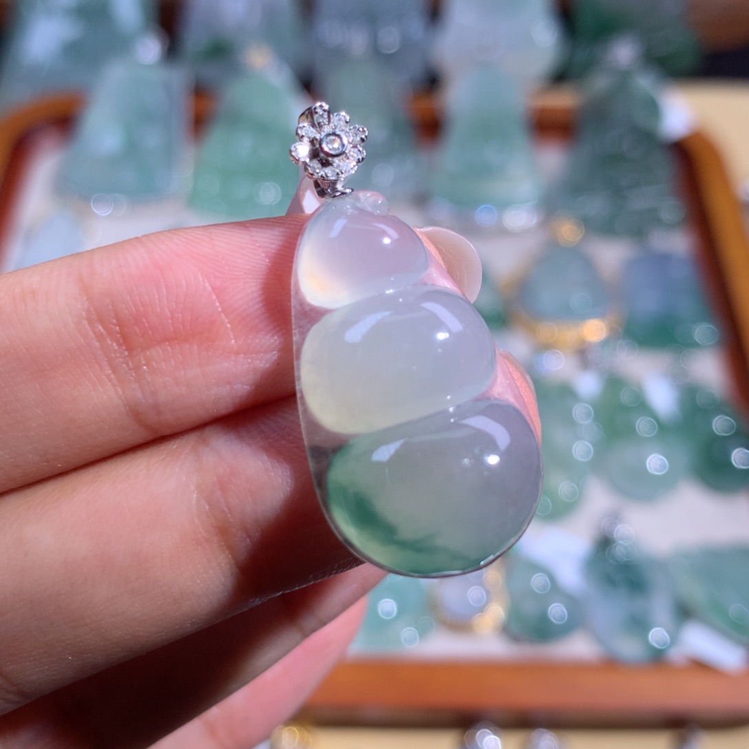 翡翠颈饰18K金镶嵌福豆