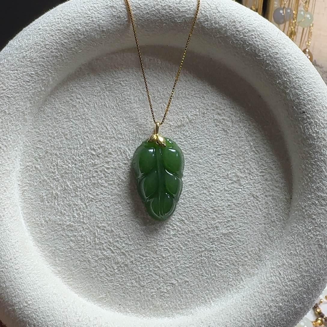 酒***桃和田玉18K金镶嵌吊坠(赠链)碧玉叶子