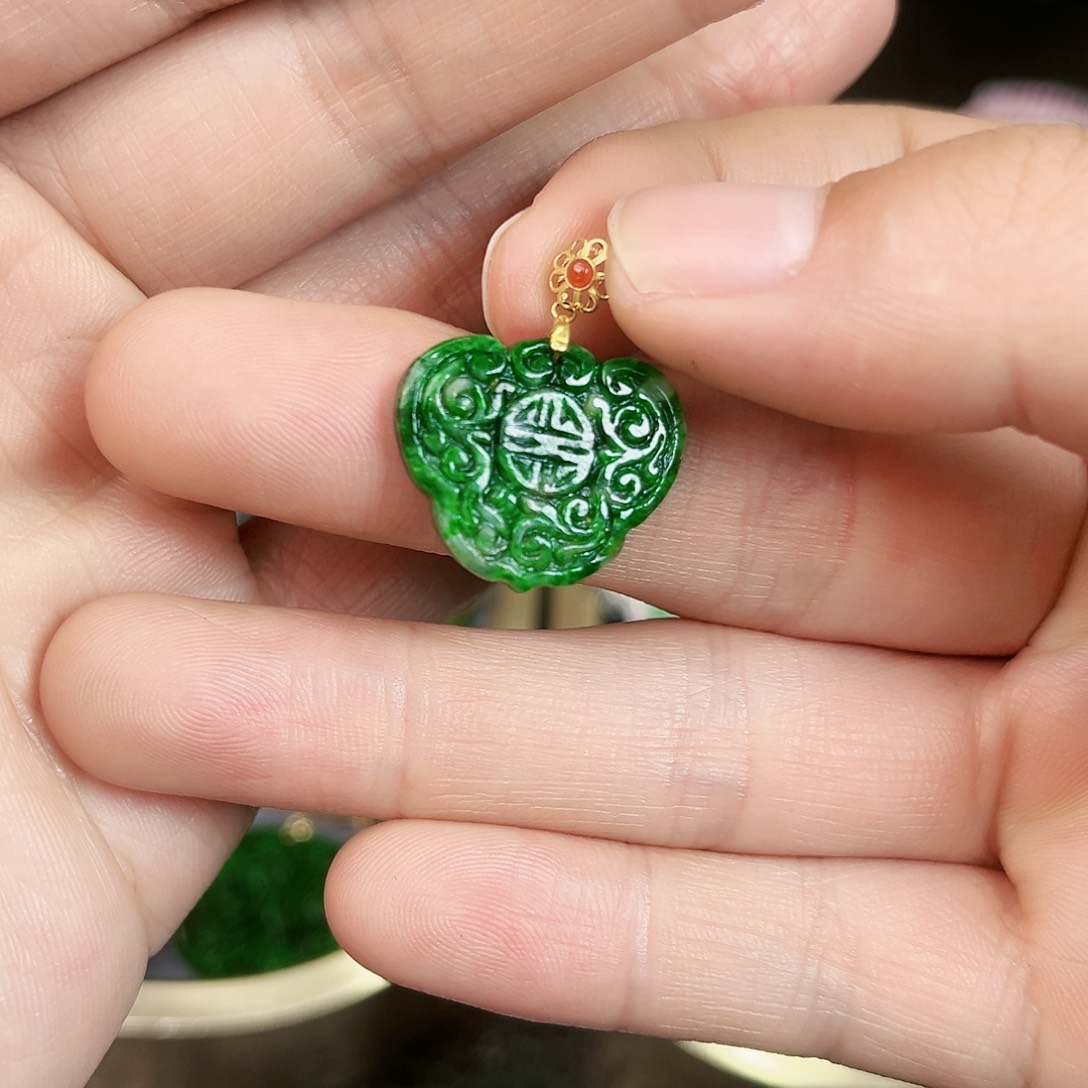 翡翠颈饰18K金镶嵌吊坠