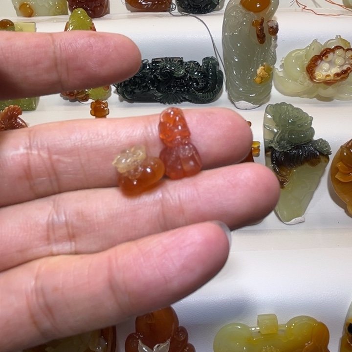 岫玉未镶嵌吊坠(赠链)