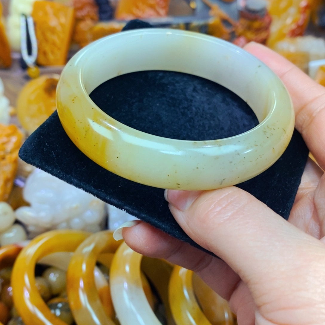 未镶嵌石英质玉（黄龙玉）颈饰