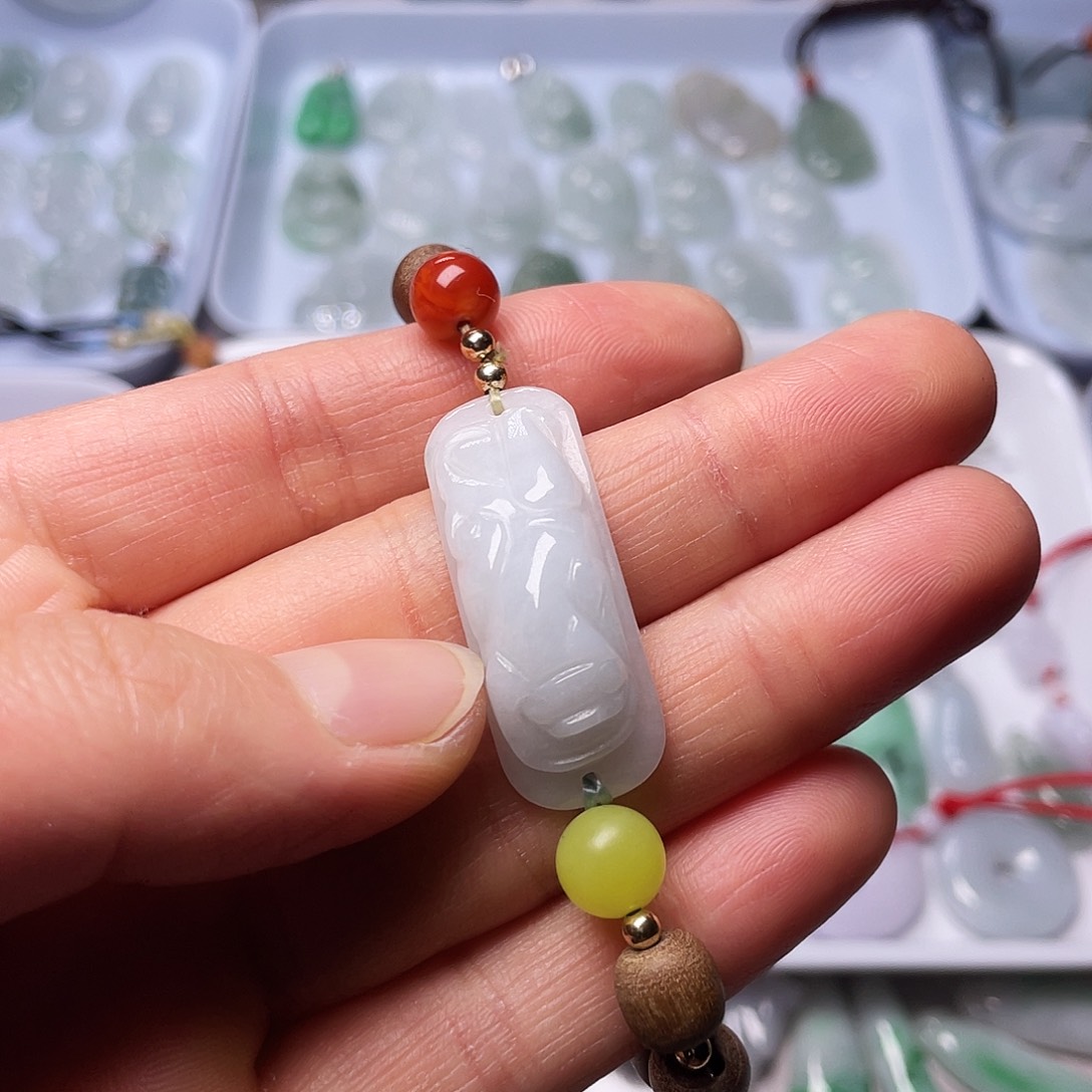 翡翠颈饰未镶嵌翡翠