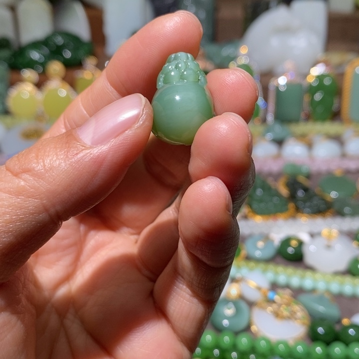 白***鹿和田玉（碧玉）未镶嵌颈饰