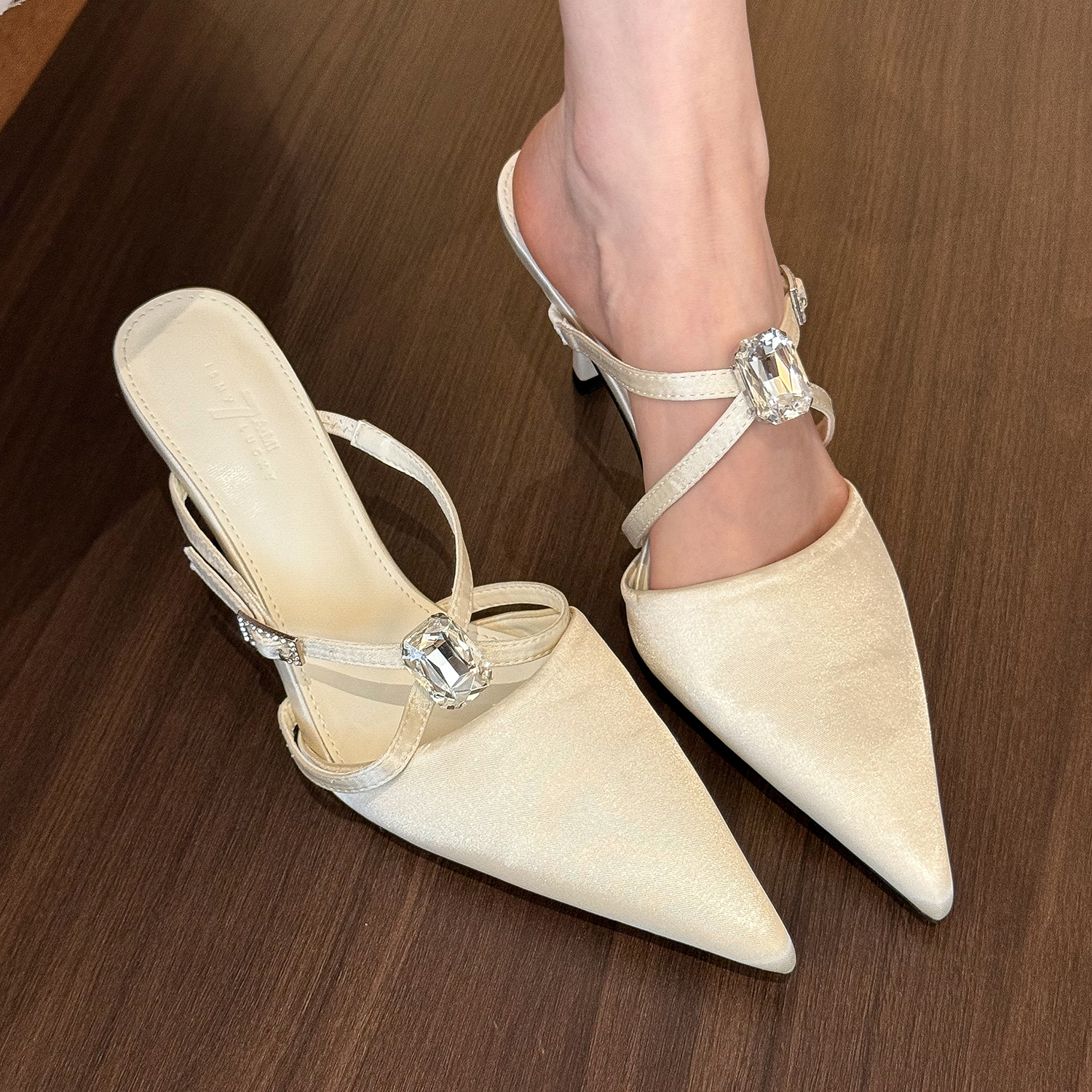 elingstudio 一颗水钻！高级感贵气绸缎尖头高跟鞋女细跟后空凉鞋