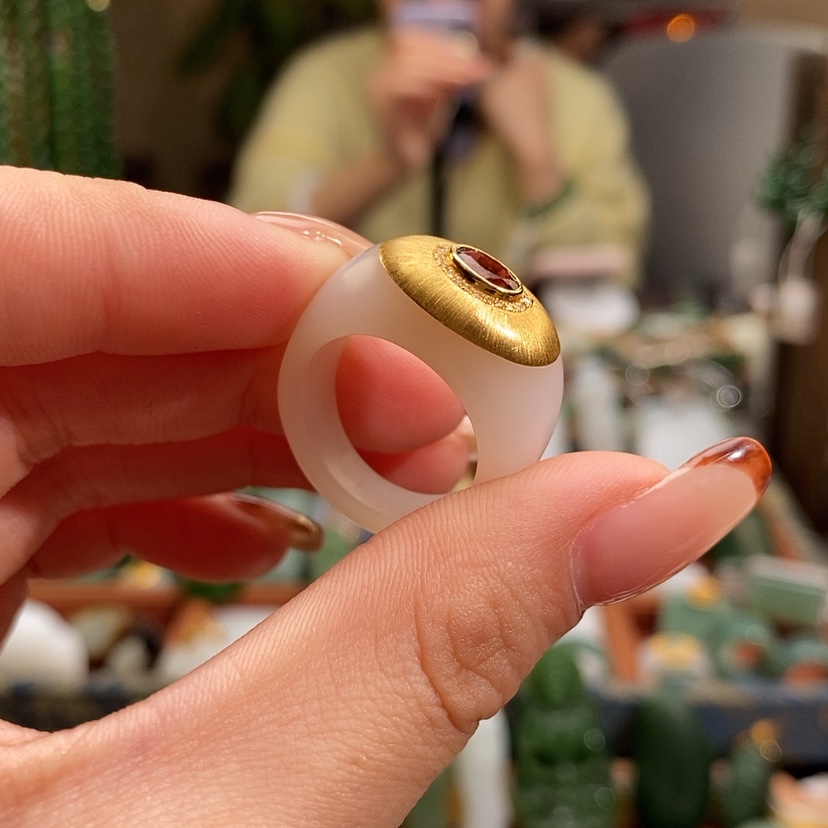 【闪购商品】颈饰18K金镶嵌和田玉戒指16