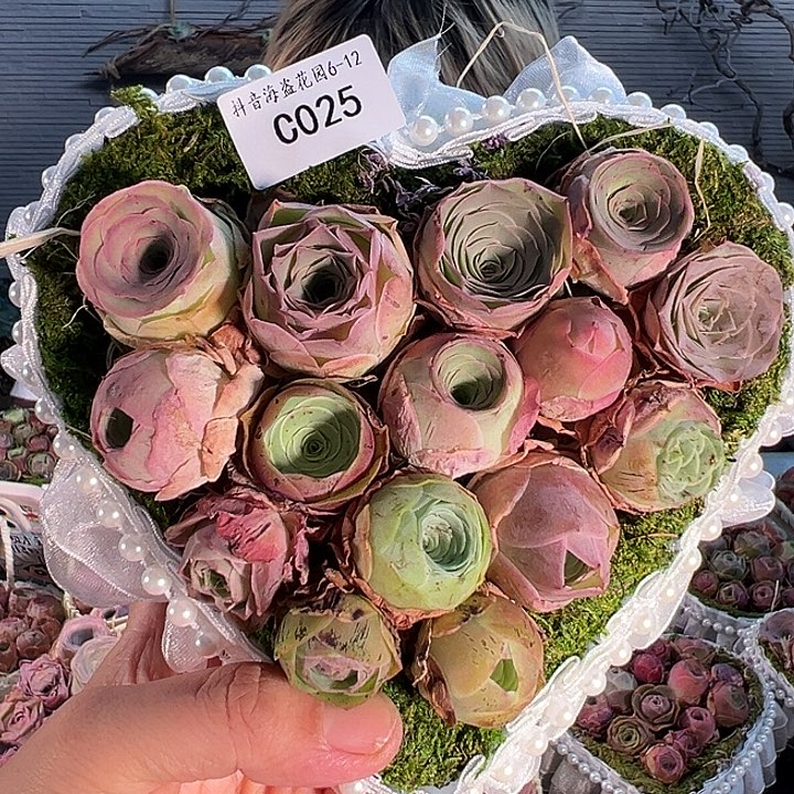 C025。玫瑰混。 苔藓爱心花篮。  
