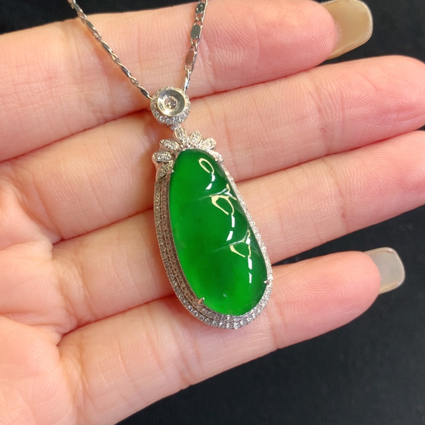 【闪购商品】颈饰18K金镶嵌翡翠福豆