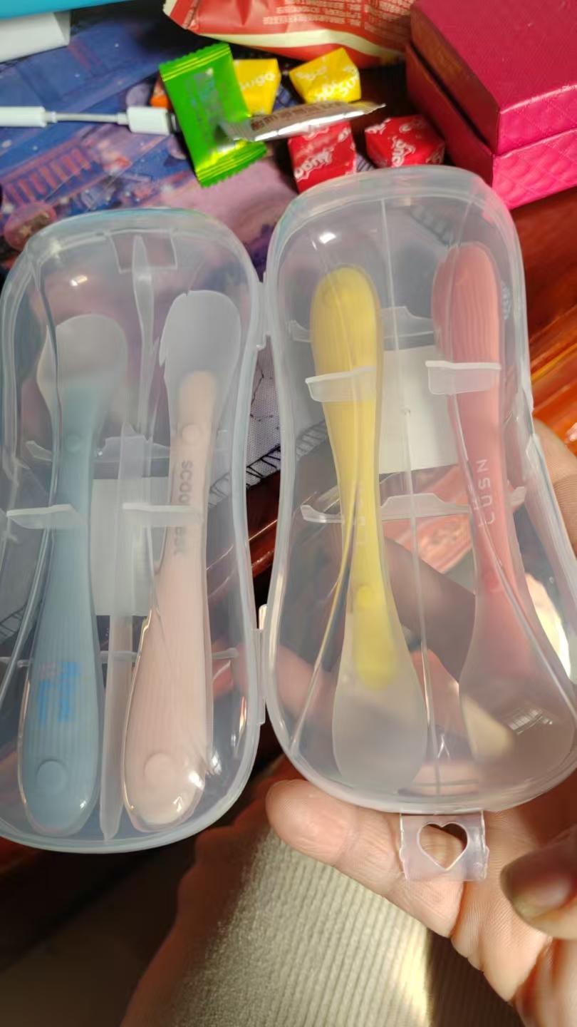 001儿童硅胶勺子颜色随机