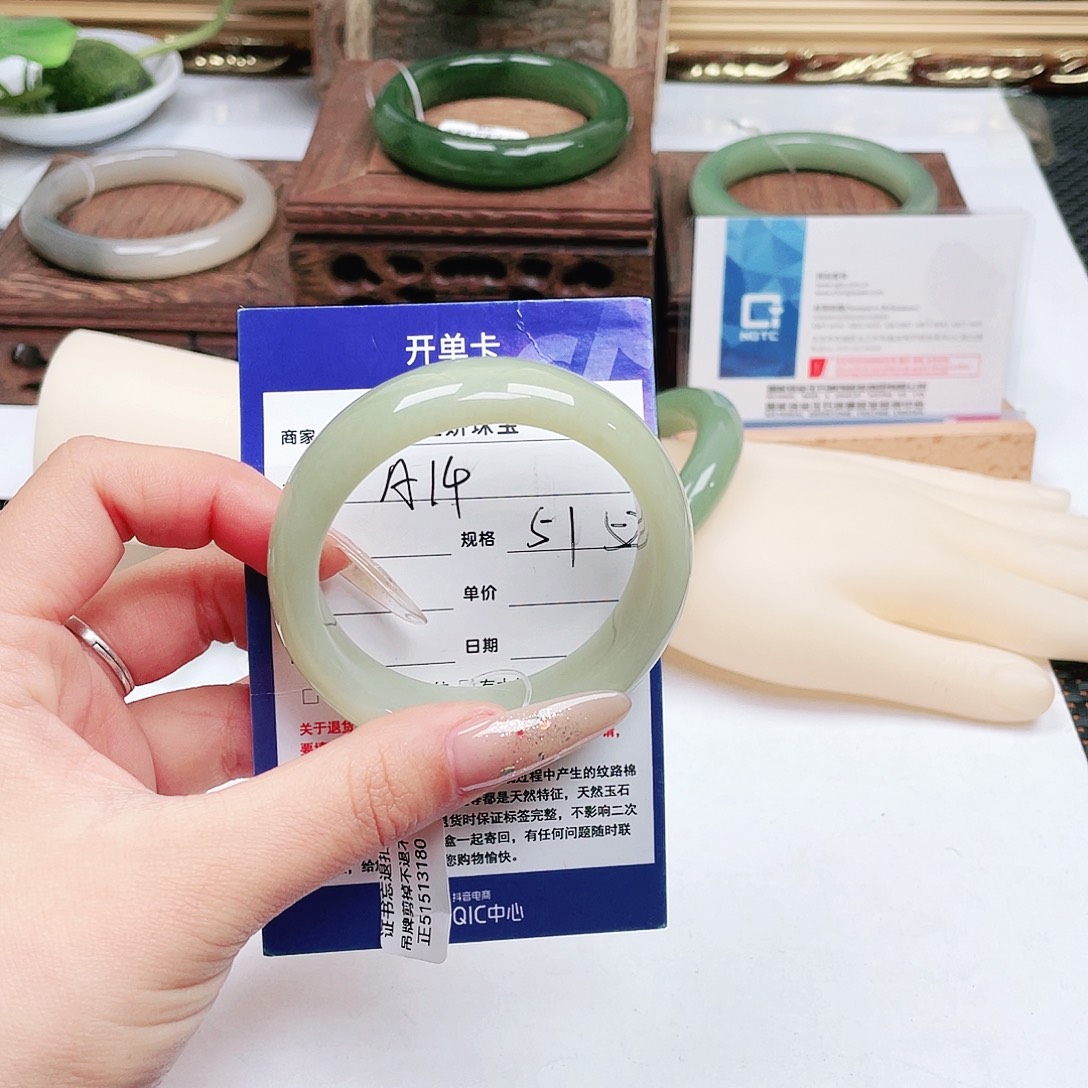 和田玉未镶嵌手镯