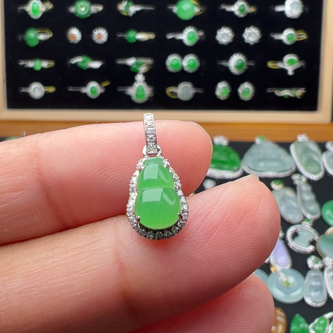 翡翠18K金镶嵌颈饰葫芦