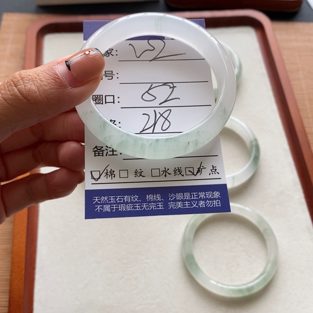 雪***…石英质玉未镶嵌手镯