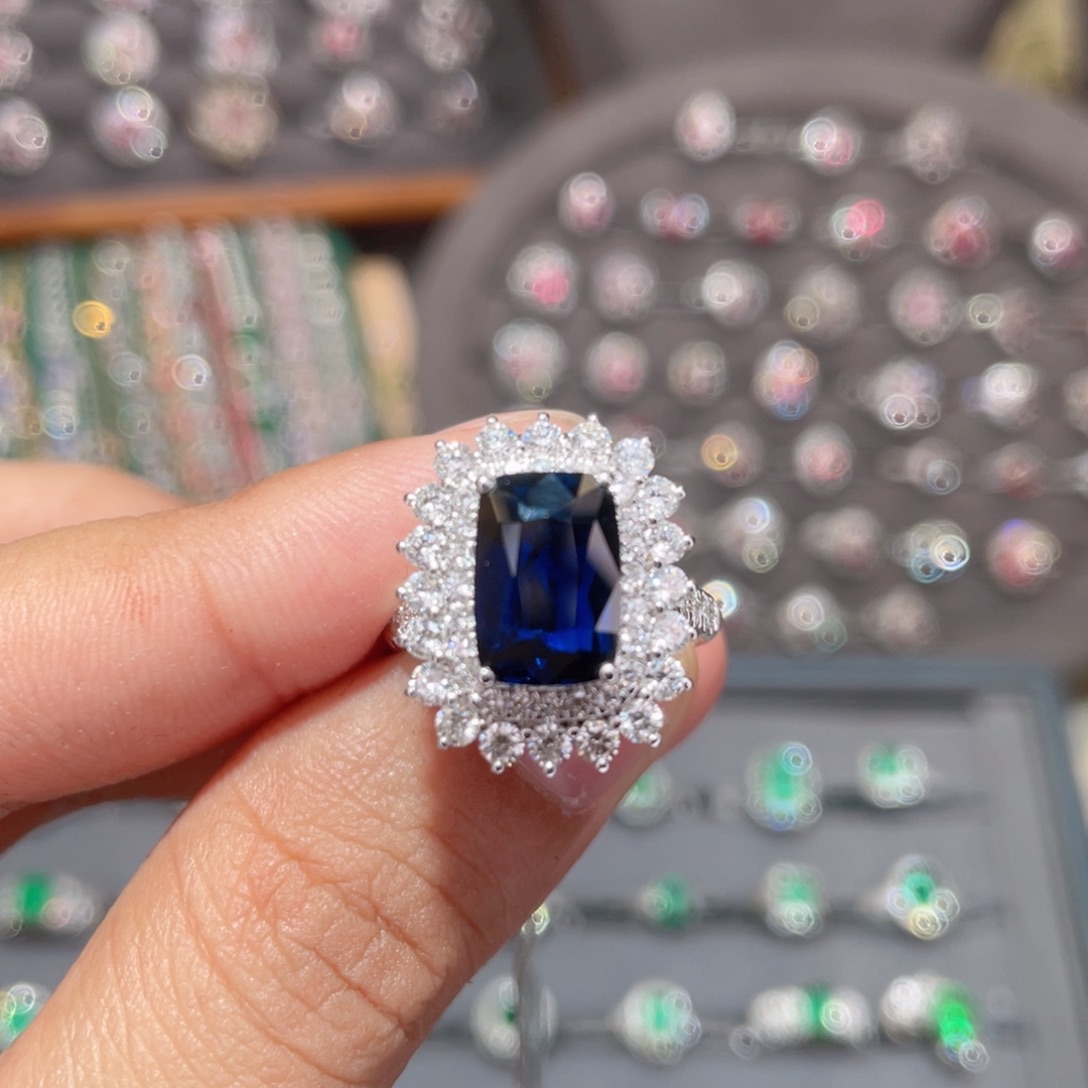 蓝宝石戒指18K金镶嵌3.66ct 无烧皇家蓝 吉尔德