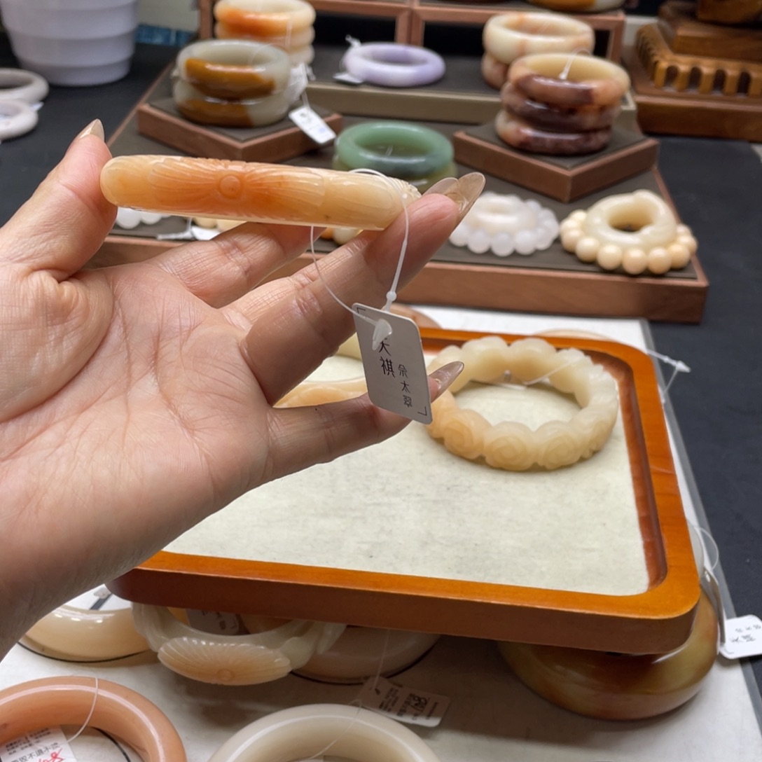 w***人石英岩玉未镶嵌手镯