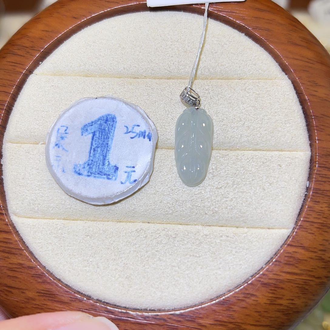 杨***贝翡翠18K金镶嵌颈饰叶子