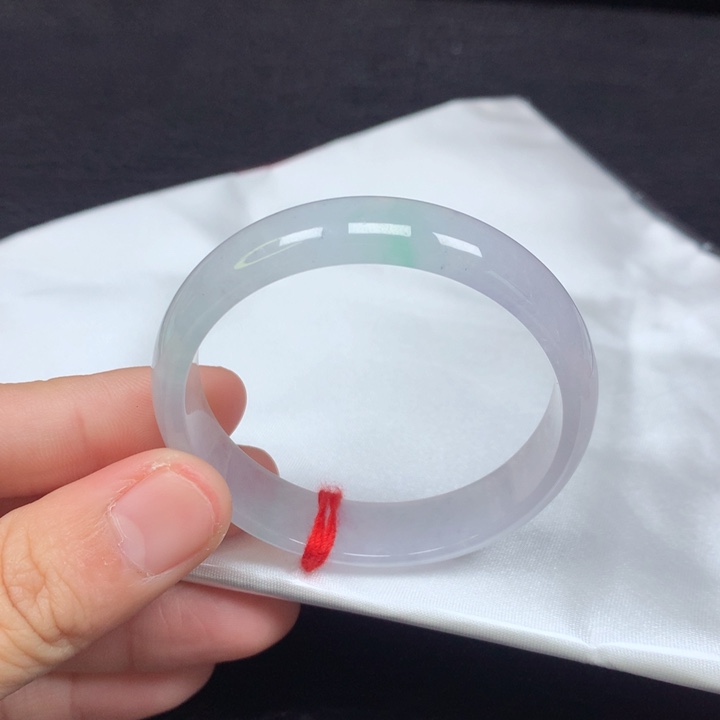 翡翠手镯未镶嵌45-46。