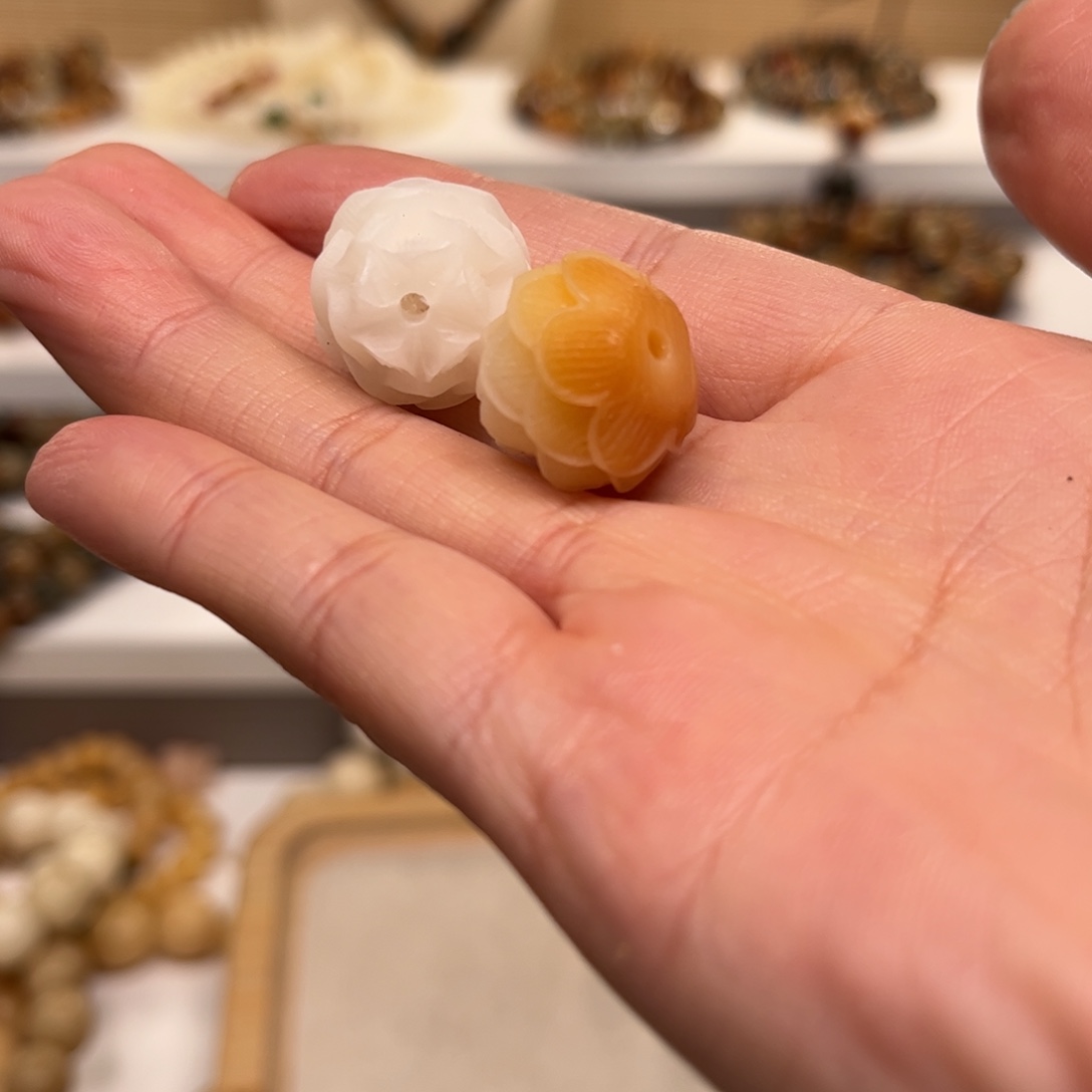 白玉菩提吊坠两个莲花