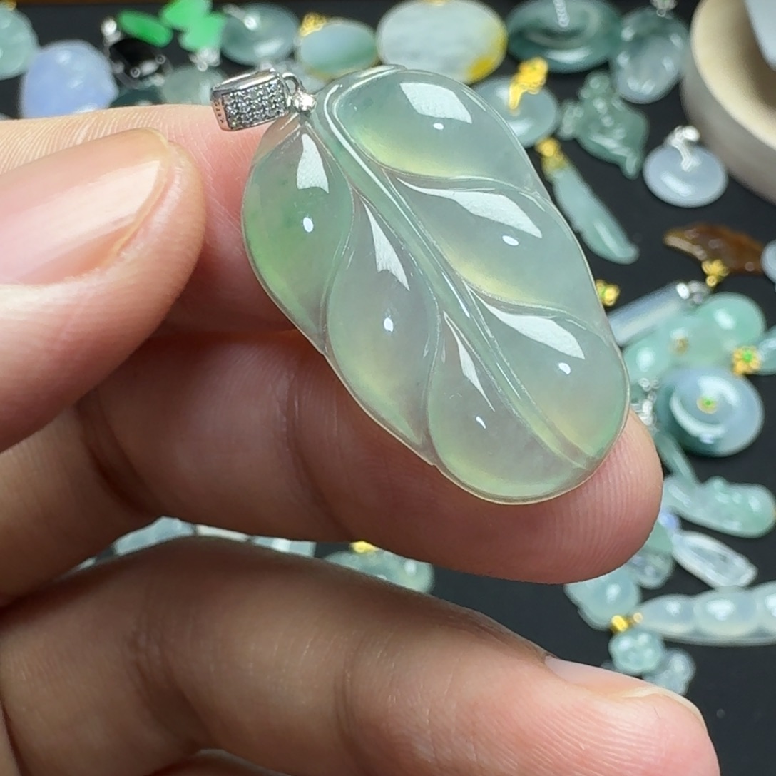 翡翠18K金镶嵌颈饰叶子