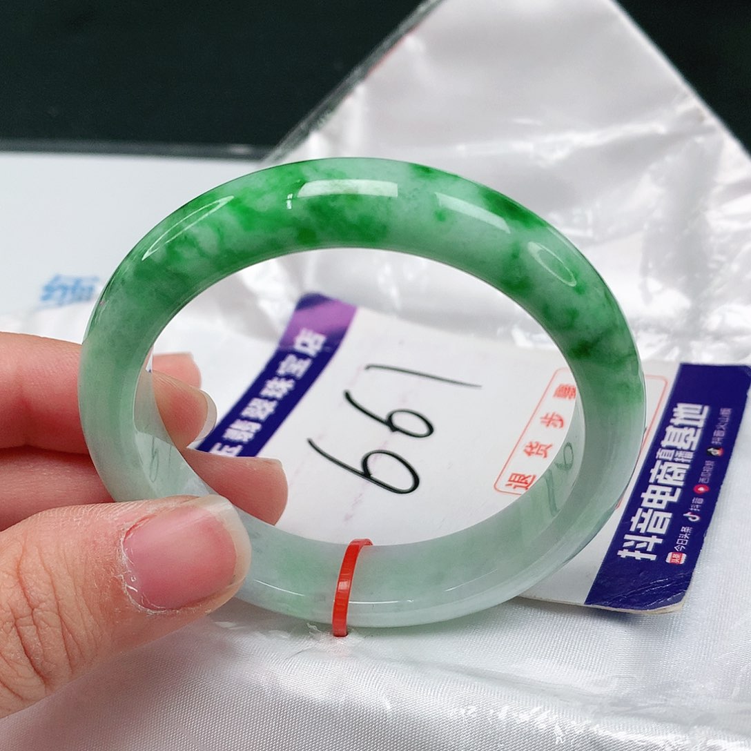 翡翠手镯未镶嵌翡翠