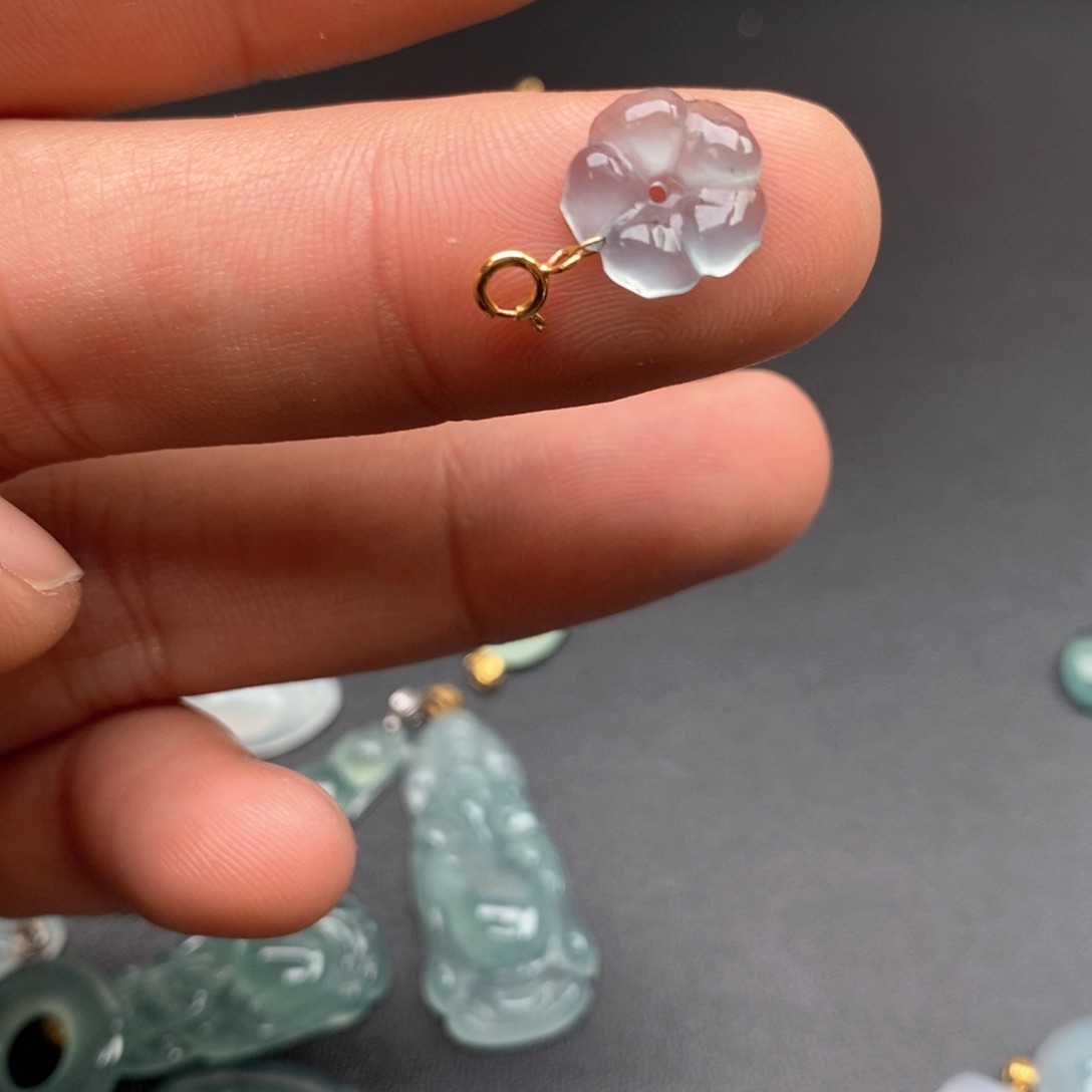 颈饰18K金镶嵌翡翠