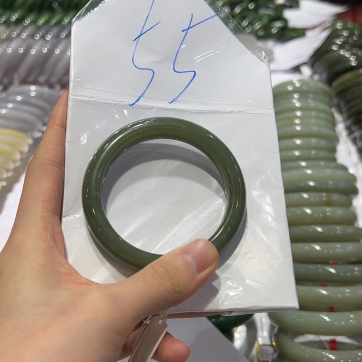 李***。和田玉未镶嵌手镯