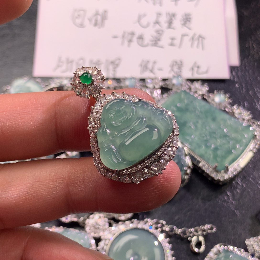 翡翠未镶嵌颈饰佛公