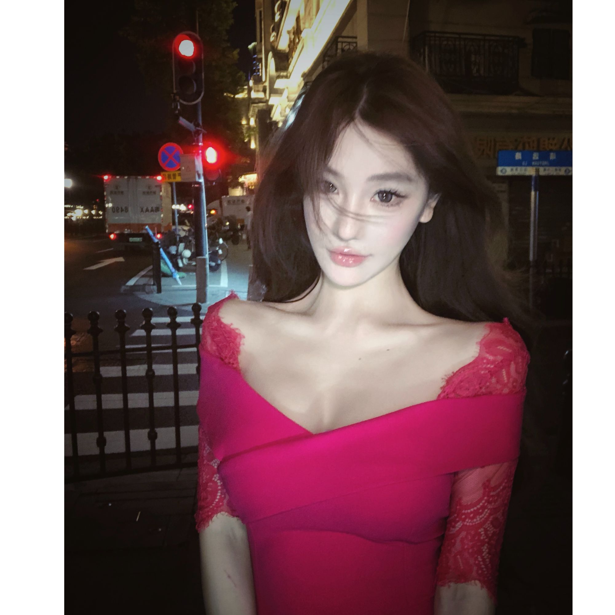 WW原创「小露香肩」显瘦性感气质修身网红女士收腰小众设计感连衣裙